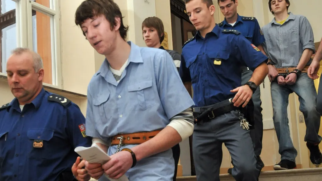 Mladíci obžalovaní z vraždy patnáctileté dívky