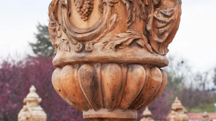 Dekorativní váza na ohradní zdi, terasa Trojského zámku
