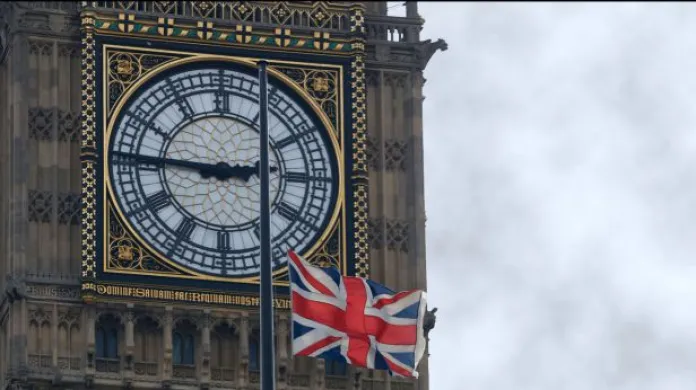 Vlajky v Británii jsou stažené na půl žerdi