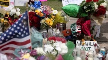 Improvizovaná pieta za mexického migranta Lorenza Salgada Arauja zastřeleného agenty ICE v americkém Houstonu