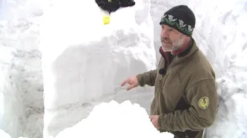 Michal Skalka ukazuje sněhový profil