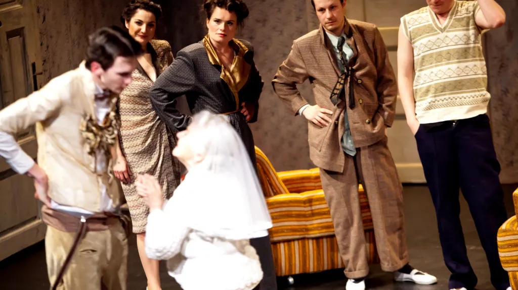 Z inscenace Šest miliard Sluncí