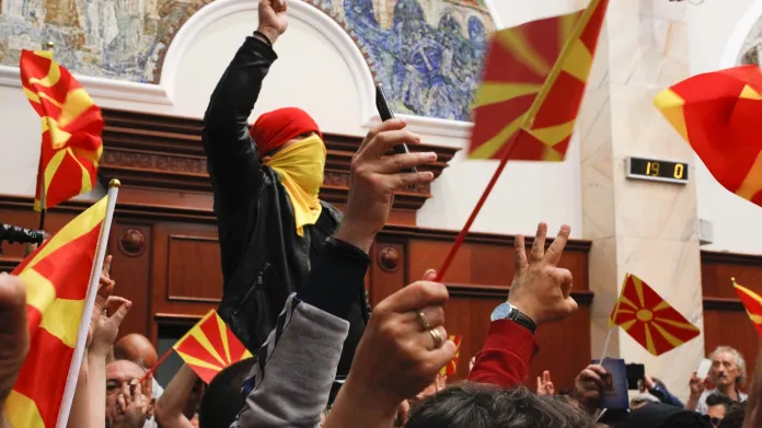 Dav lidí po vniknutí do budovy parlamentu ve Skopje