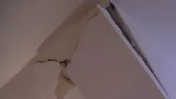 Led zničil střechu domu