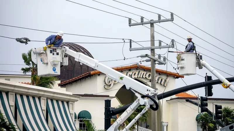 Technici opravují poškozené elektrické vedení