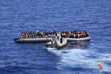 Řekové podle novinářů odtahují čluny s uprchlíky na volné moře. Porušují tím evropské právo