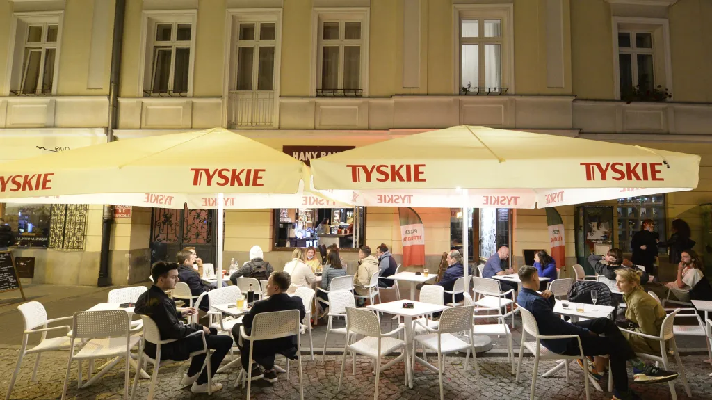 V Polsku se otevřely zahrádky restaurací, lidé do nich zamířili hned o půlnoci