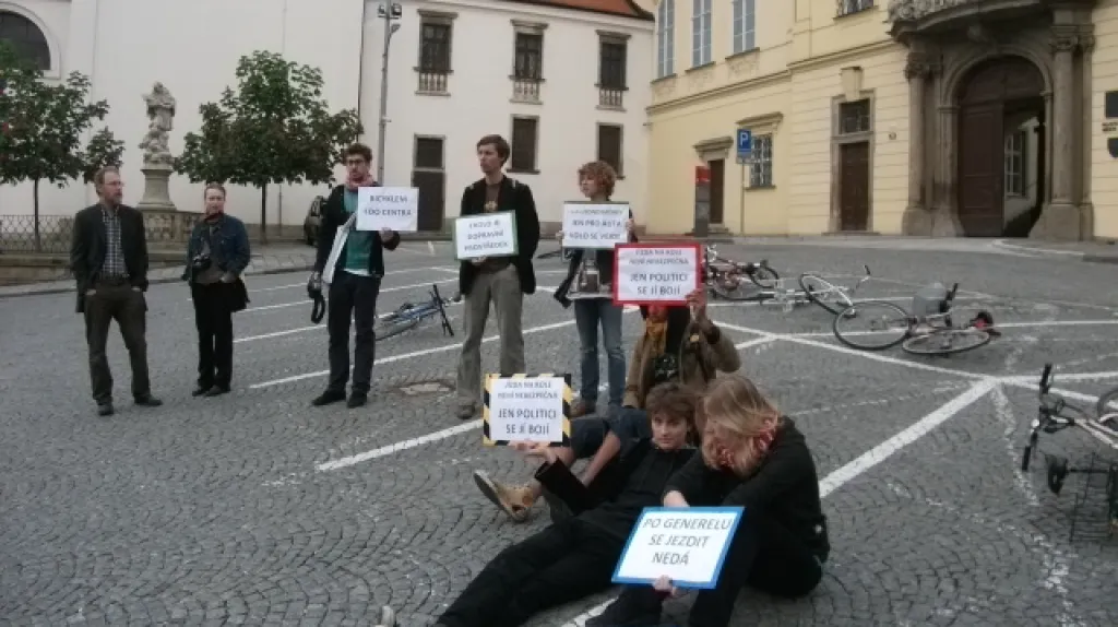 Cyklisté blokují parkovací místa pro brněnské zastupitele