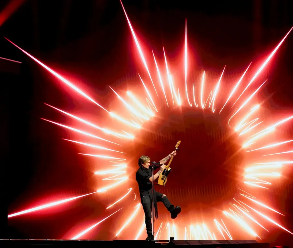 V americkém Nashvillu proběhl 56. ročník vyhlašování vítězů nejlepších country hudebníků. Porota Academy of Country Music Awards vyhlásila za absolutního vítěze zpěváka a kytaristu Luka Bryana. Na snímku je během slavnostního večera zachycen písničkář Keith Urban