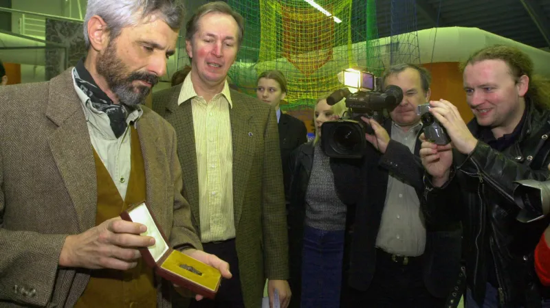 Archeolog Jiří Svoboda s Landeckou Venuší v roce 2009