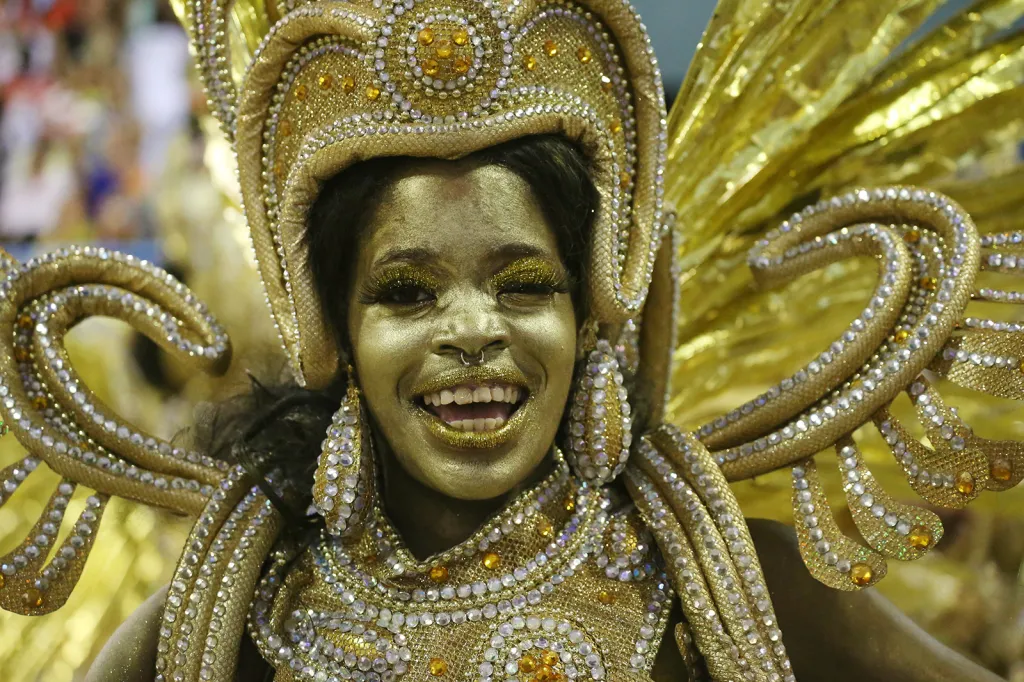 Účastnice karnevalu ze školy samby Viradouro na sambodromu během prvního dne karnevalového průvodu v Riu de Janeiro