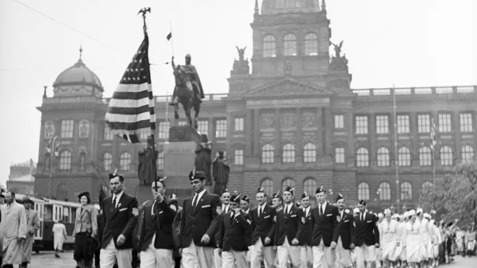 Pochod výpravy Sokolů z USA po jejich příjezdu na X. všesokolský slet v roce 1938