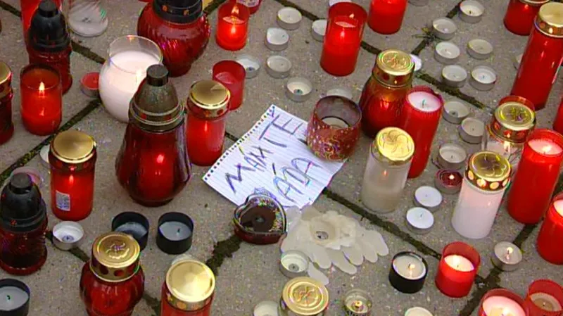 Lidé u školy ve Žďáru zapalují svíčky