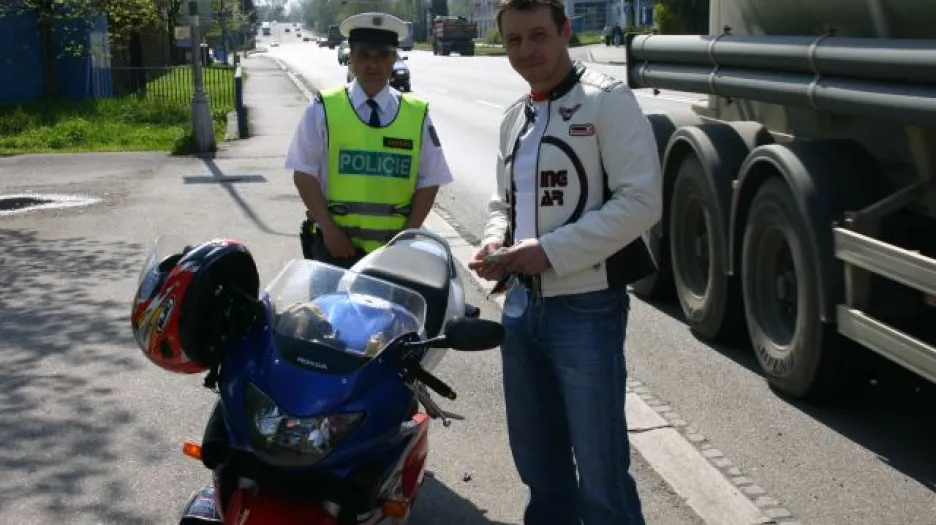 Policie kontrolovala motorkáře