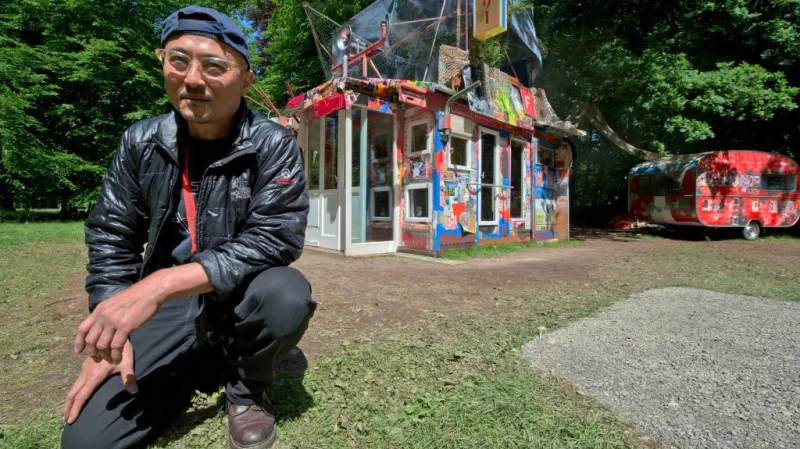 Shinro Ohtake před svým dílem "Mon Cheri: autoportrét jako rozbitá bouda"