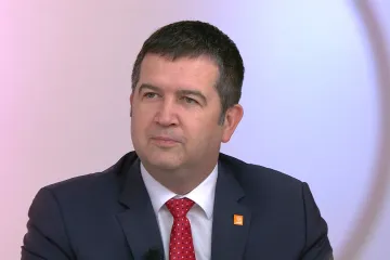 Není důvod odvolávat šéfa žalobců, říká Hamáček. O možném konci Kněžínka neví