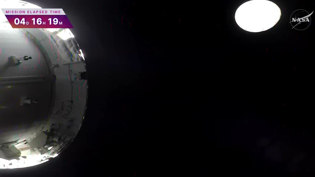 Orion při obletu Měsíce