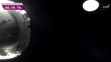 Orion při obletu Měsíce