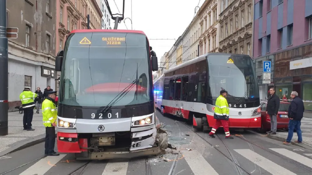 Nehoda tramvají na Praze 2