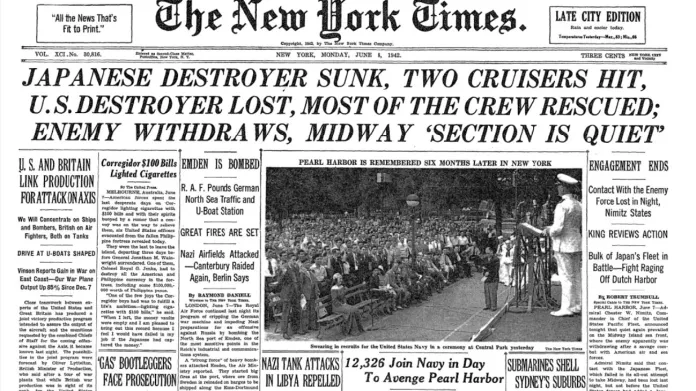 „Japonský torpédoborec potopen, dva křižníky zasaženy, americký torpédoborec zničen, většina posádky zachráněna; nepřítel se stahuje, midwayský ,úsek je klidný' “. Newyorský deník o vítězství u Midwaye informoval den poté, co si USA připomněly půl roku od útoku na Pearl Harbor.