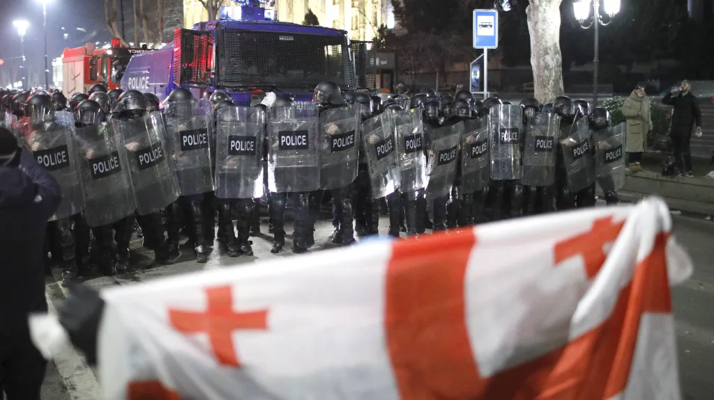 Policie a protestující před parlamentem v Tbilisi