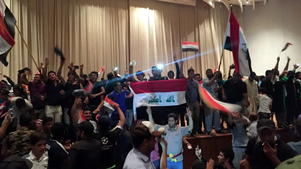Šíitští demonstranti vtrhli do budovy iráckého parlamentu