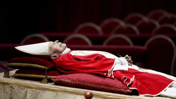 Věřící se naposledy rozloučili s papežem Benediktem