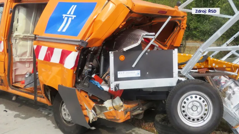 Při srážce na konci srpna vmáčklo osobní auto přívěs dovnitř dodávky
