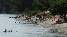 Turisté na pláži v Chorvatsku