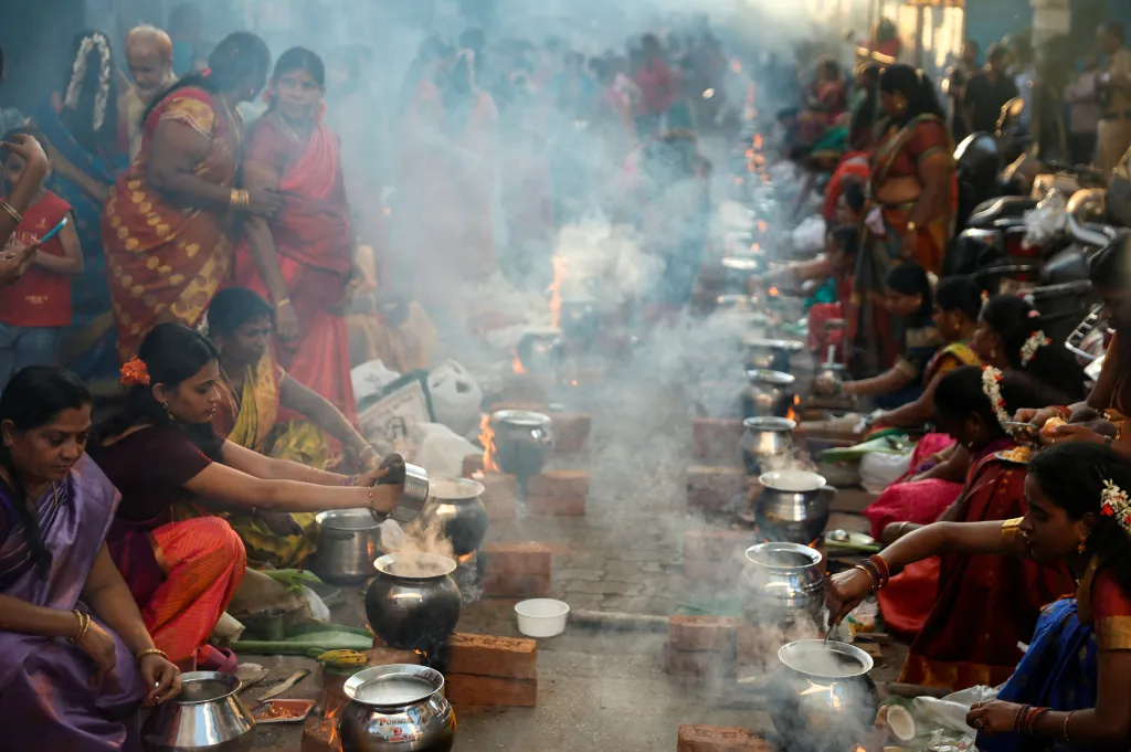 Pokrm se tradičně vaří buď doma, nebo na komunitních setkáních, například v chrámech nebo na venkovních prostranstvích