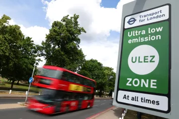 Starosta Londýna plánuje rozšířit nízkoemisní zónu. Okrajové části metropole vzdorují u soudu
