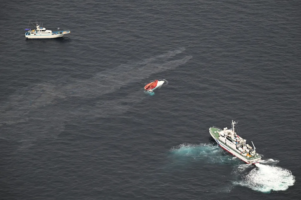 Na rybářské lodi bylo třináct lidí, dva z nich jsou podle serveru Kyodo News v bezvědomí