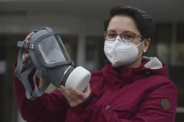 Ostravští vědci vyvíjejí UV roušku, která vydrží tisíce hodin. Do výroby by mohla už příští rok