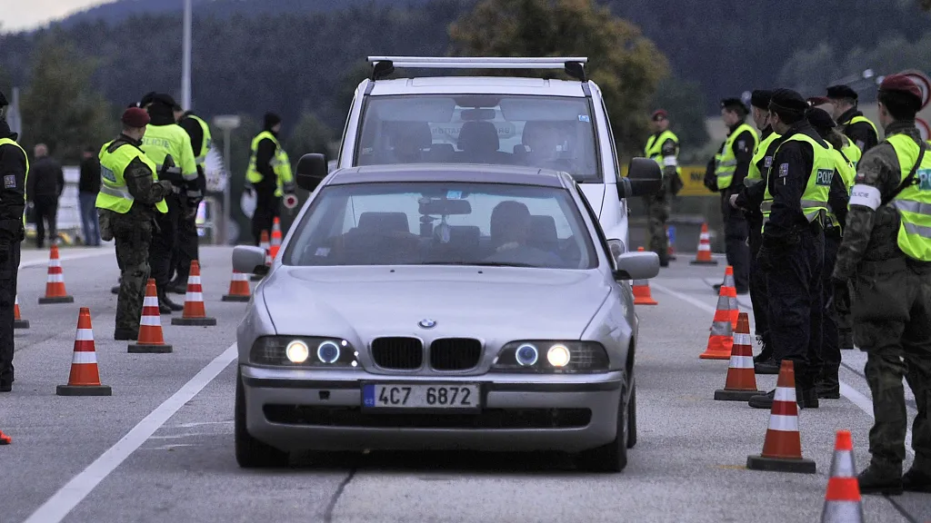 Policisté při cvičné kontrole hranic