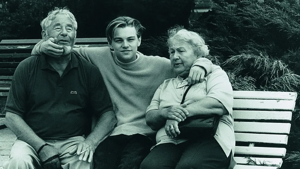 Leonardo DiCaprio s prarodiči na KVIFF v roce 1994
