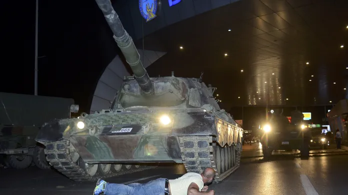 Tanky před Atatürkovým letištěm v Istanbulu