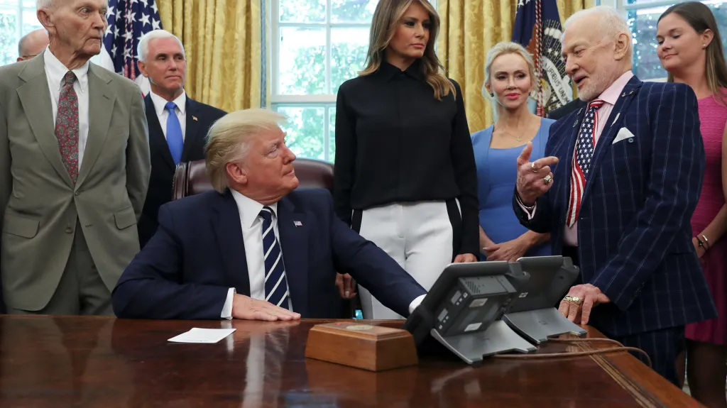 Donald Trump hovoří s Buzzem Aldrinem, zcela vlevo stojí Michael Collins