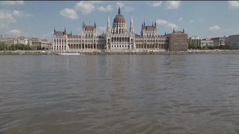 Studio ČT24 o požadavcích EK na změny maďarské ústavy