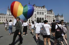 Evropská komise zahájila řízení proti Maďarsku a Polsku kvůli omezování práv sexuálních menšin 