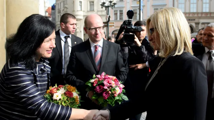 Bývalá ministryně Věra Jourová uvítala před sídlem ministerstva svoji nástupkyni Karlu Šlechtovou, kterou 8. října v Praze uvedl do funkce premiér Bohuslav Sobotka.