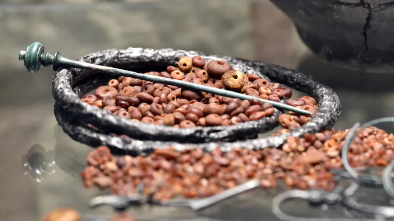 Poklad z Bánova obsahoval také ženské šperky