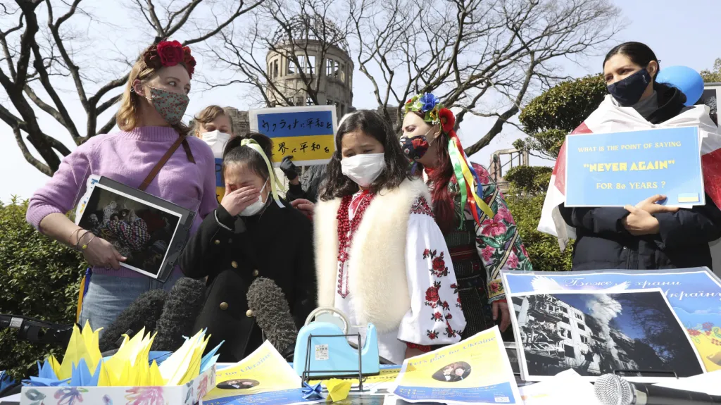 Protest proti válce na Ukrajině před Atomovým dómem v Hirošimě