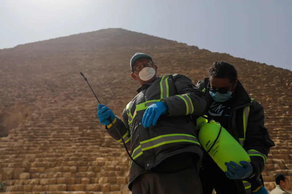 Preventivní zákrok dezinfekcí podstoupila také turisticky populární místa u pyramid v egyptské Gize