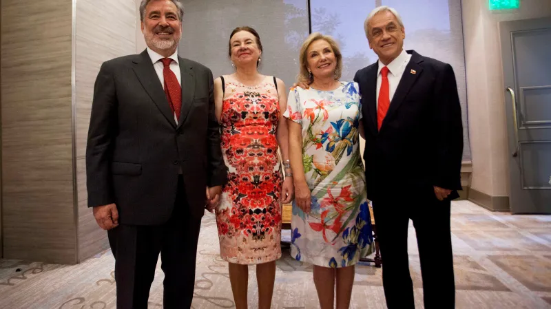 Alejandro Guillier a Sebastián Piňera s manželkami