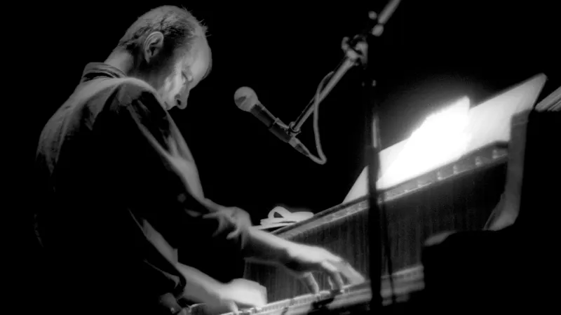 ČT art odvysílá i záznam vzpomínkového koncertu na Filipa Topola. Snímek byl pořízen na jeho pražském koncertě s Psími vojáky v roce 2003.