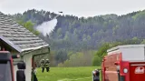 Vrtulník s hasicím vakem zasahuje u požáru u Rynartic v národním parku České Švýcarsko (4. 5. 2026)
