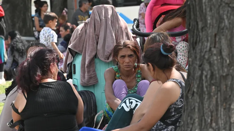 Romští uprchlíci před nádražím v Brně