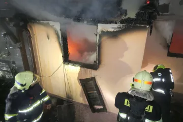 Uvnitř chaty v Pňovanech uhořeli dva lidé. Policie zjišťuje jejich totožnost