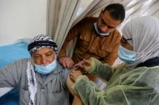 Izrael začal očkovat cizince, Palestince i nelegální migranty. Chce vytvořit kolektivní imunitu