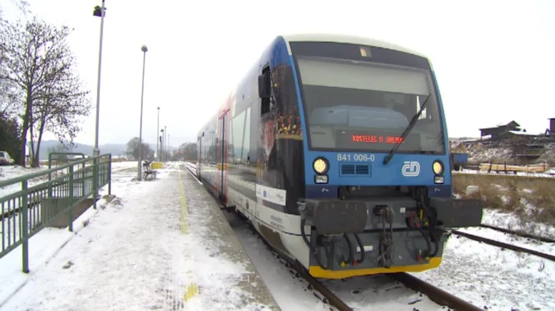 Slavonické nádraží i vlaky, které na něj jezdí, v poslední době prokoukly. Směrová tabule na nich ale asi už nikdy neukáže jinou konečnou než Kostelec u Jihlavy